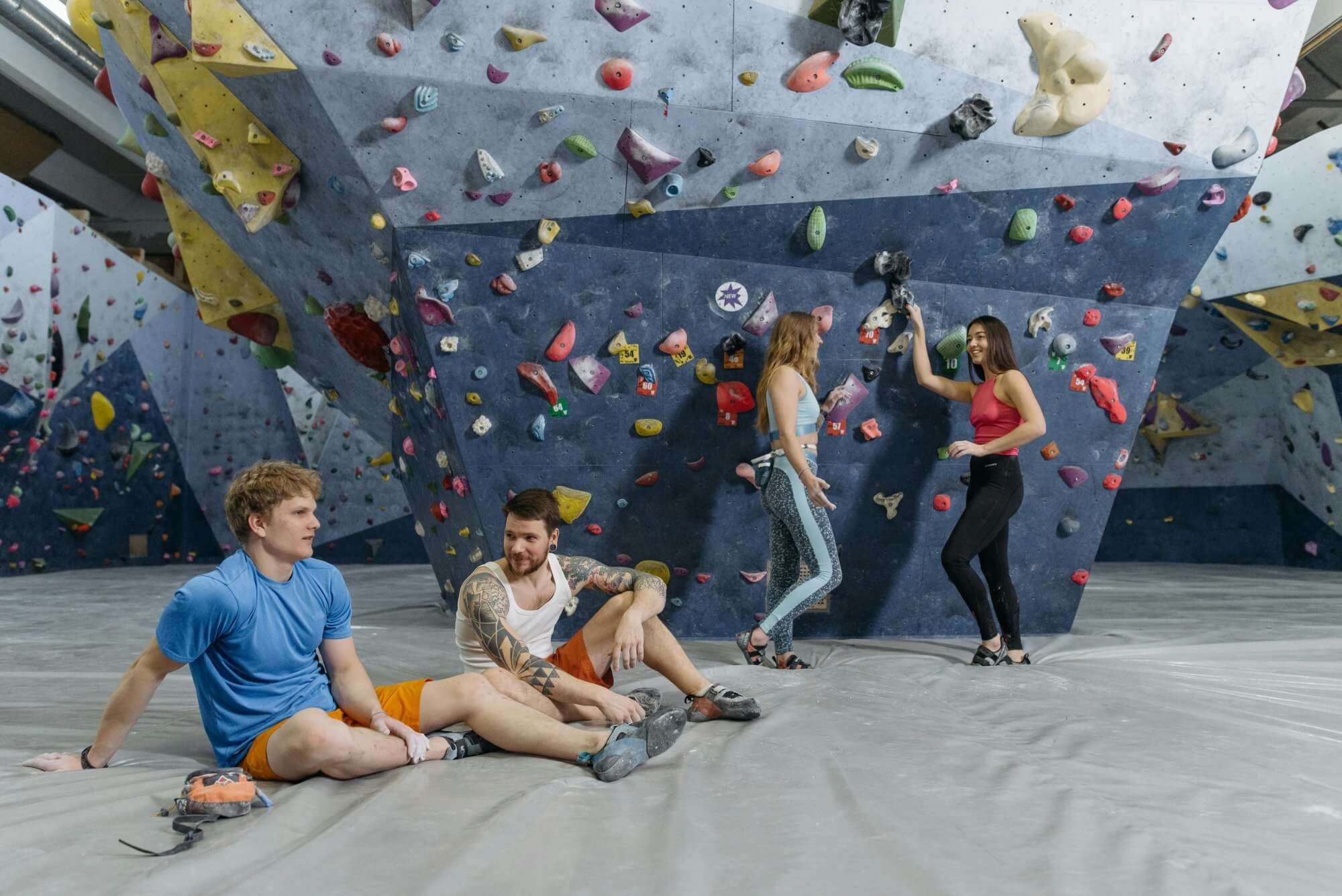 Gruppe von Boulderer in der Halle