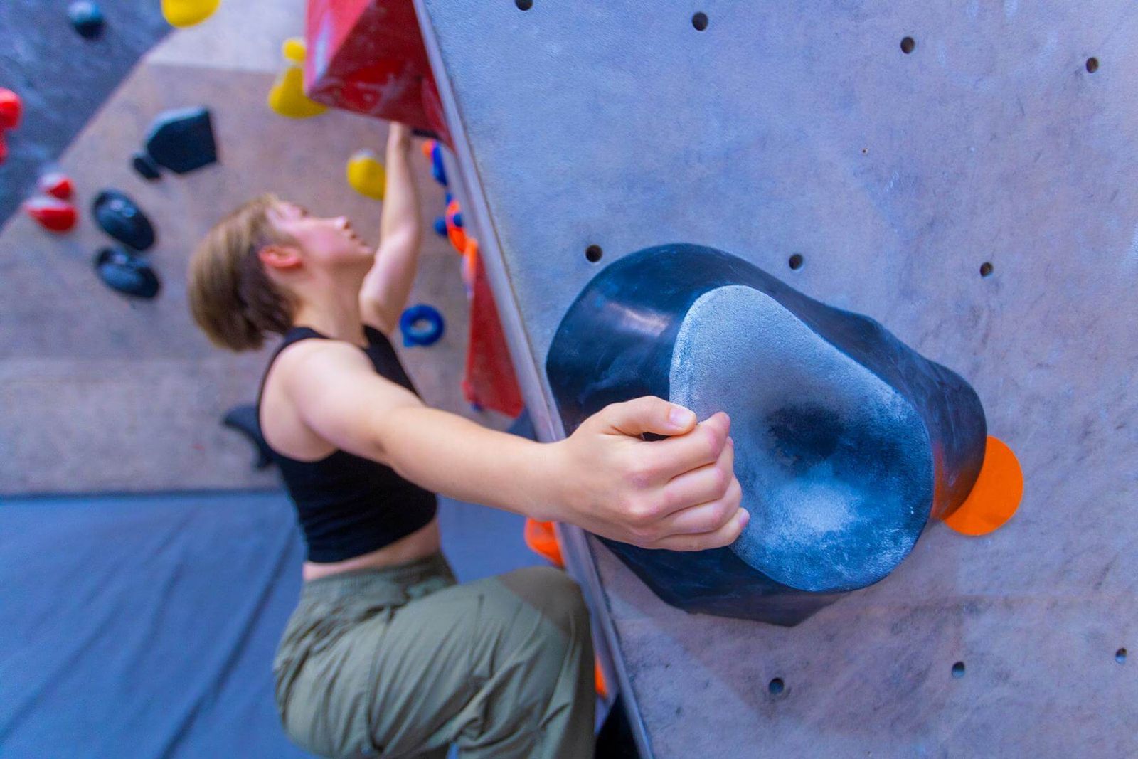 Nahaufnahme einer Hand beim Greifen eines Boulderholds