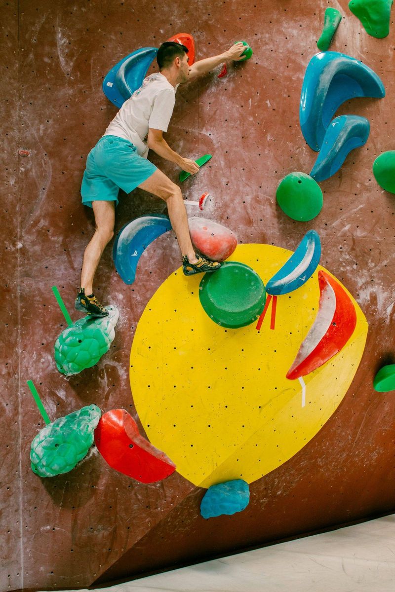Bunte Griffe an der Boulderwand zeigen verschiedene Schwierigkeitsgrade