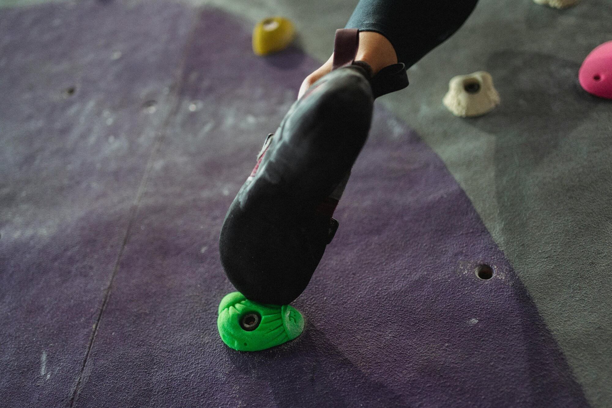 Kletterschuhe und Griffe in der Boulderhalle