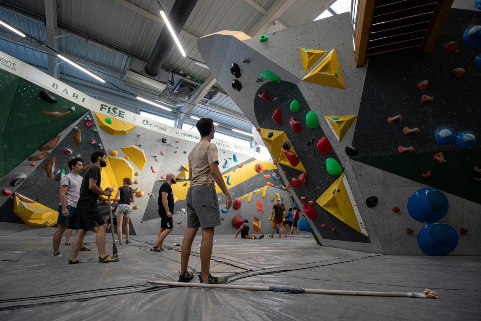 Boulderhalle mit verschiedenen Routen und Schwierigkeitsgraden